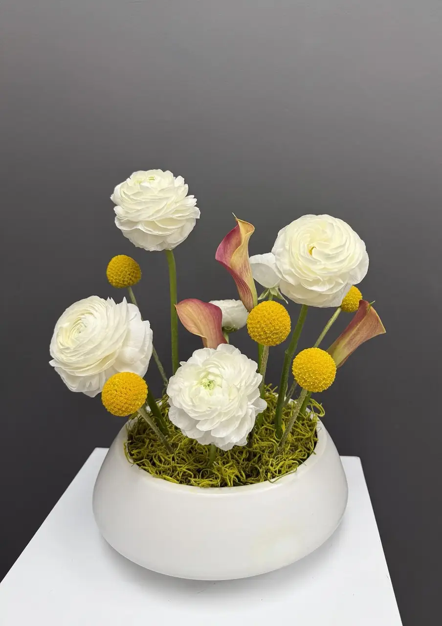 Flower delivery Miami vase flower arrangement with green moss