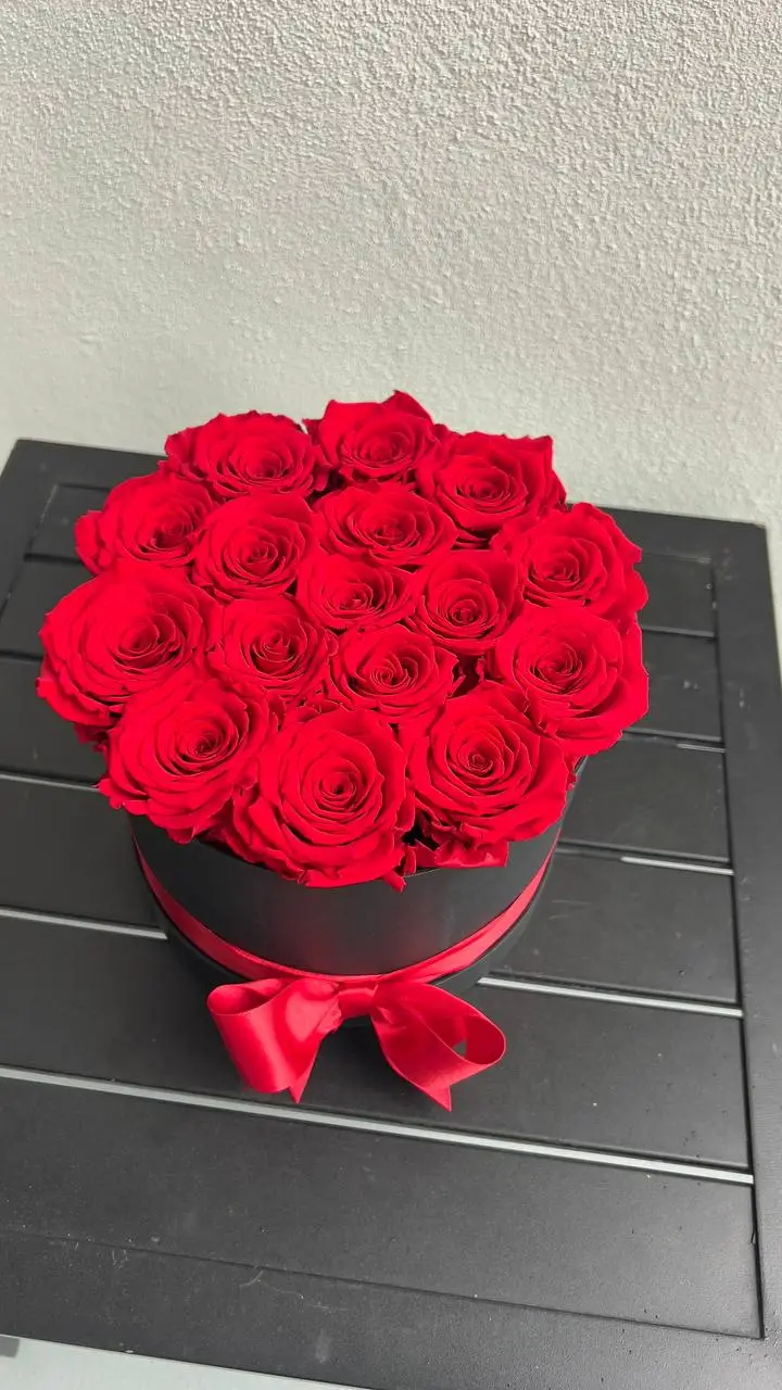 Preserved roses hat box with long-lasting red roses