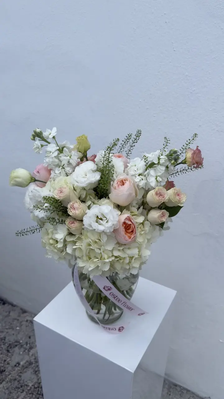 Pastel arrangement Mon Cheri with roses and hydrangea in a vase
