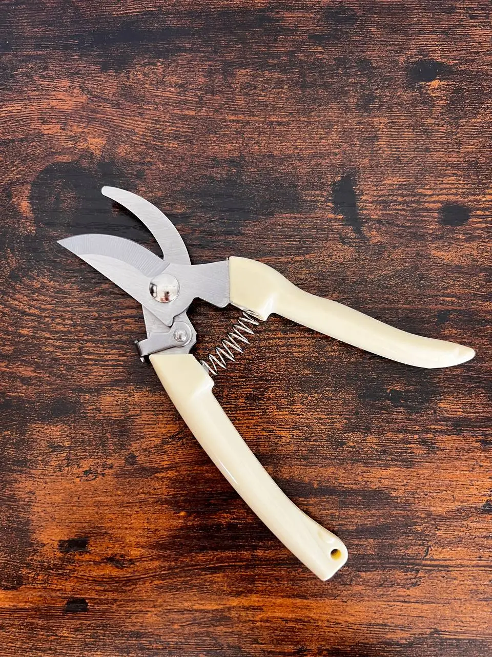 flower stem pruner for trimming fresh bouquet stems